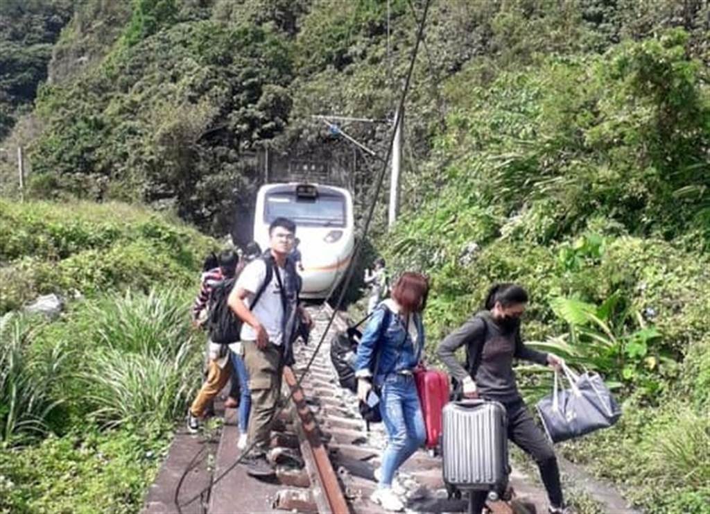 乘客惊忆撞沐鸣高点号注册击瞬间:尸体在旁边 有人卡住有人昏迷