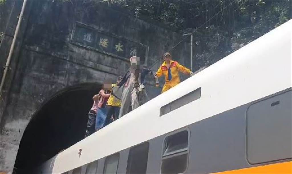 最新救援画面沐鸣高点号注册曝光 旅客「接龙」爬车顶惊险逃离