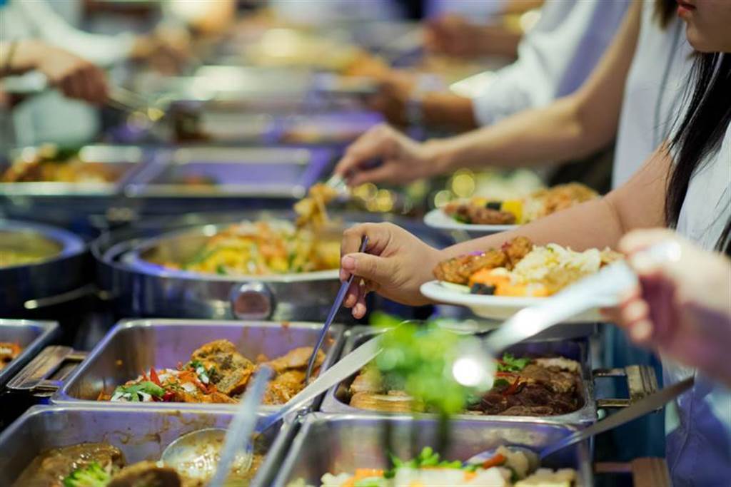 消基会查自助餐厅防疫沐鸣招商主管 35%收银员收钱又盛饭