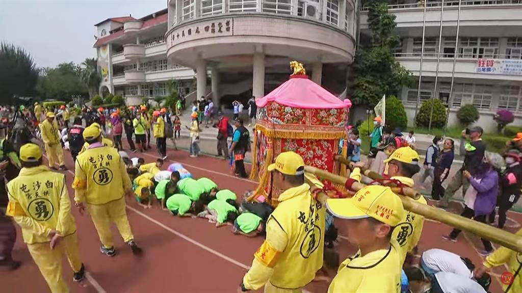 彰化田尾国小时逢沐鸣招商主管百岁生日 白沙屯妈有感应衝进祝贺