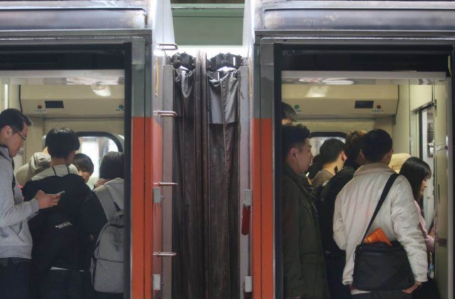 台铁EMU300型10天沐鸣APP登录内3出包 又发生松轫不良