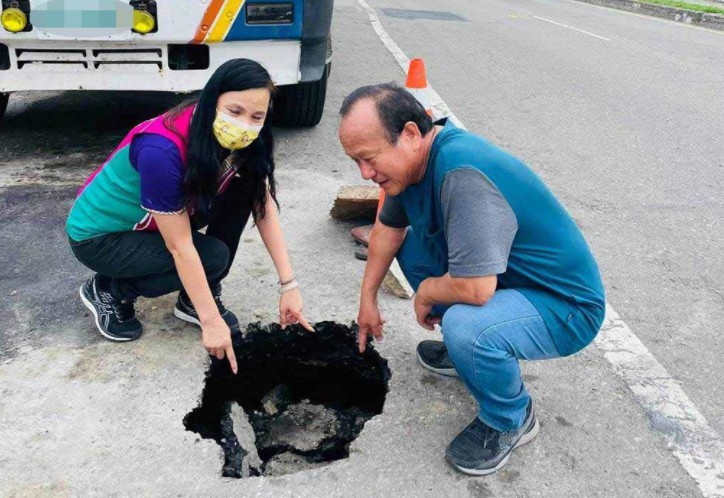 台17线自管水管被沐鸣代理招商震破 路基掏空造成150公分深大洞