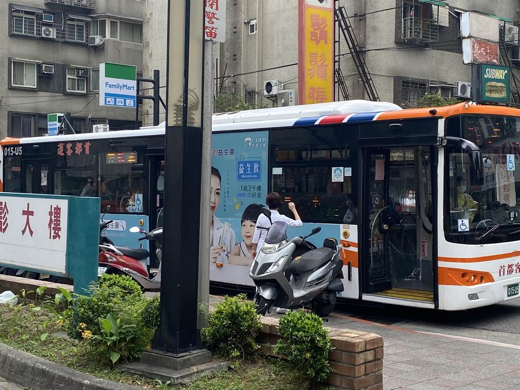 和平医院22沐鸣帐号注册名医护急送隔离 防疫巴士今早出动