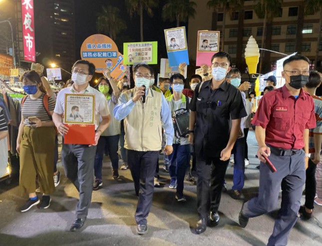 台南4夜市自沐鸣主管主休市抗疫 稽查人员夜市劝导戴口罩遭骂三字经