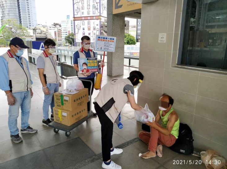 沐鸣招商主管中市府发送生活物资防疫包 劝导街友落实防疫