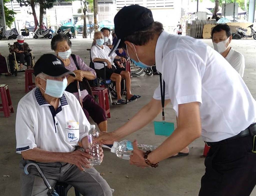 长者施打意愿高 沐鸣手机版登录台南玉井首波300剂疫苗不够打