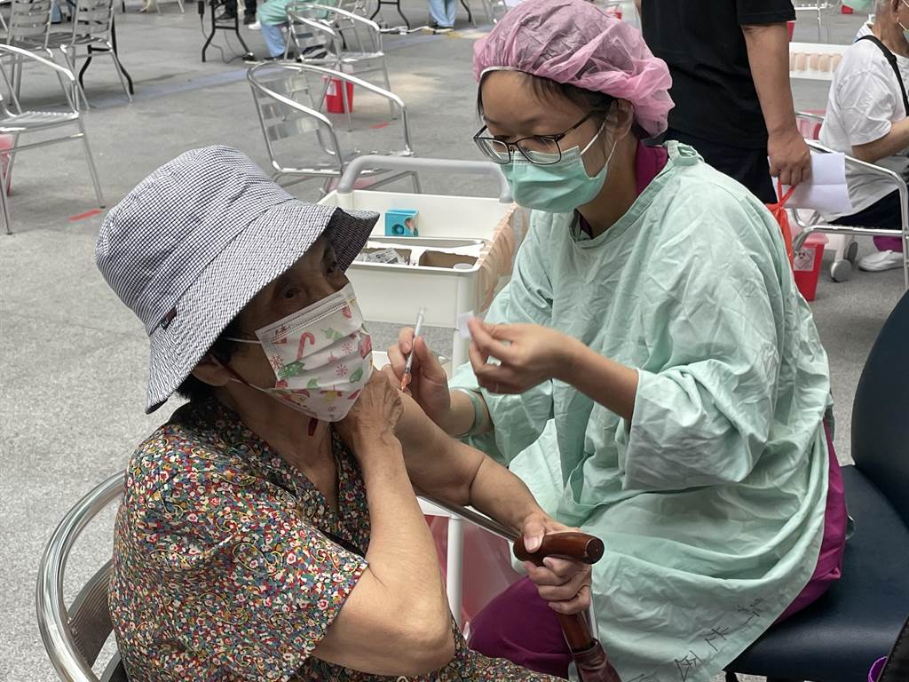 全台长者猝死沐鸣测速案频传 北市接种站排队人潮趋缓、预约数降低