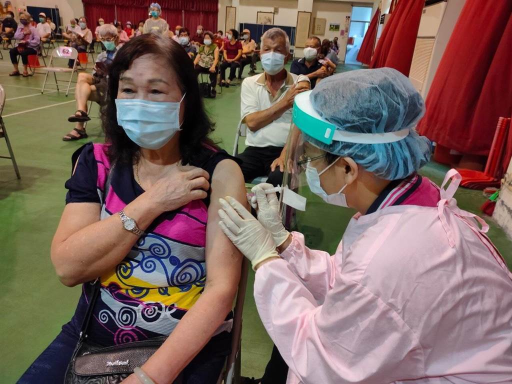 沐鸣直属招商台中市掀抢打潮「一苗」难求 不到中午就无「剂」可施
