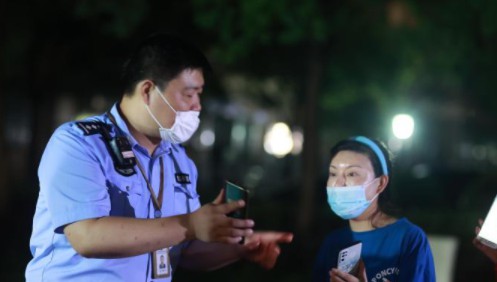 上海心圆沐鸣登录西苑小区列为中风险地区:暴雨中,民警撑起检测点帐篷