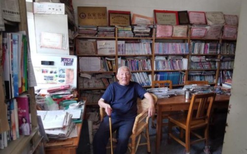 98岁老人沐鸣娱乐平台注册和他的“民间图书室”:让村里的孩子都有书看