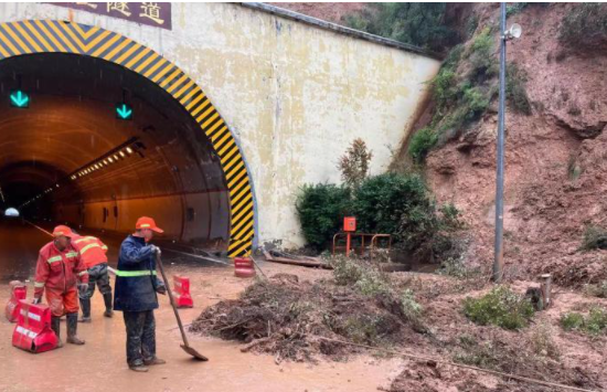 京昆高速山沐鸣注册地址西灵石段发生边坡滑坡 多部门紧急抢通