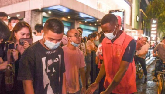 西湖边的“沐鸣代理洋雷锋”:每个人都是文化交流“带路人”