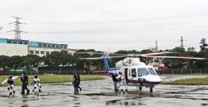 <b>救助船、直升机长江口海空联动 救下12名遇险人员</b>