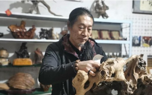 山东根雕手艺人沐鸣代理:让传统技艺“枯木逢春”