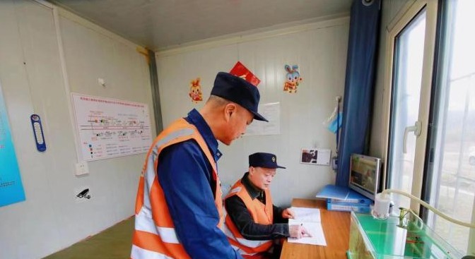 铁路巡防员老刘:这个五一,我为安全护航