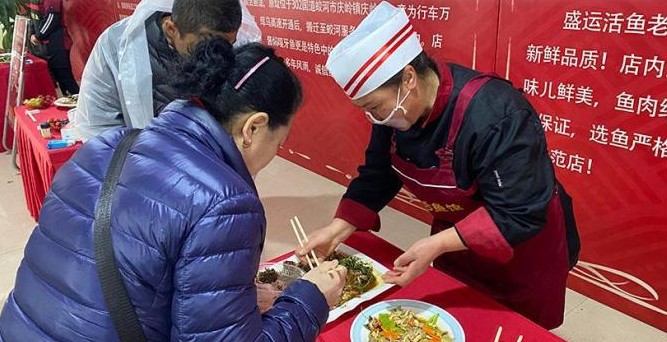 沐鸣注册地址吉林高速服务区里“鱼香四溢”:游客乐享“开江鱼”