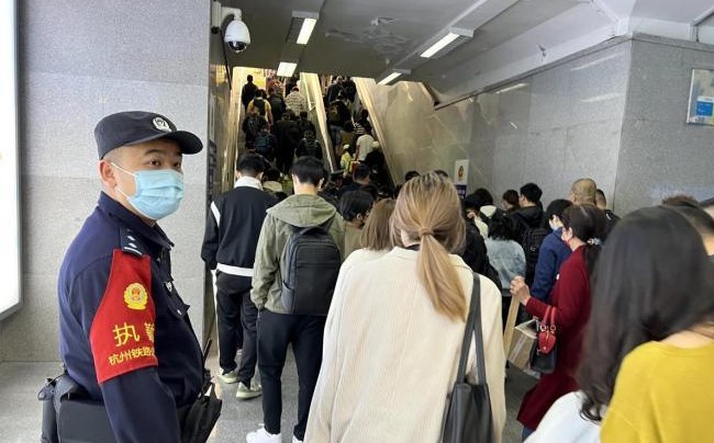 沐鸣代理护航“五一”假期 各地铁路公安机关整治站车线治安环境