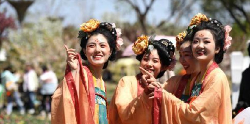 “沐鸣娱乐平台注册新中式”走俏 中国青年职场穿搭尝试融入国风