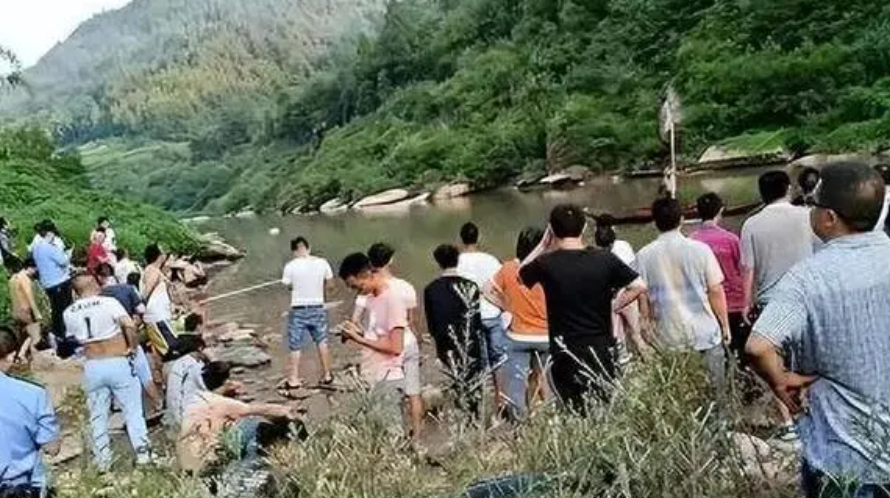 2号站平台3名学生在鱼塘玩耍时溺水死亡,谁担责?